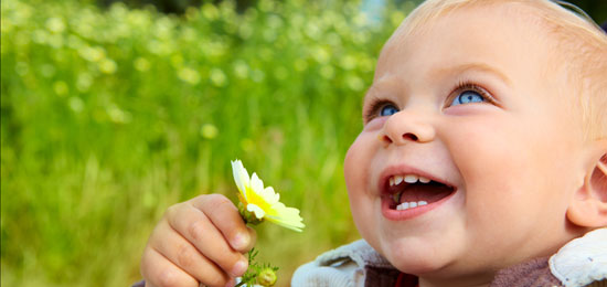 Niño con flores
