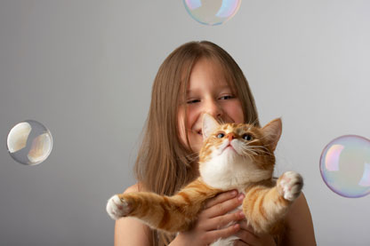 Juegos seguros entre niños y gatos. Perrygatos 