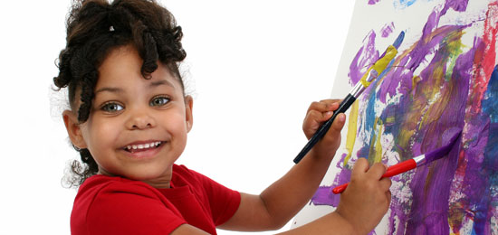 niño pintando