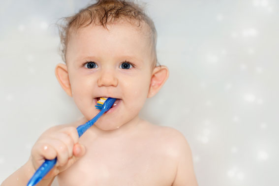 niño-cepillando-sus-dientes