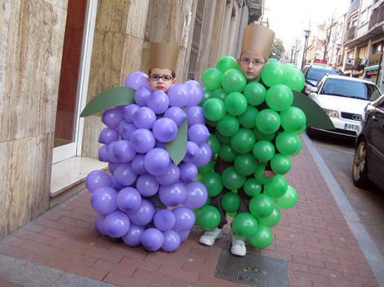 disfraz-uvas-con-globos