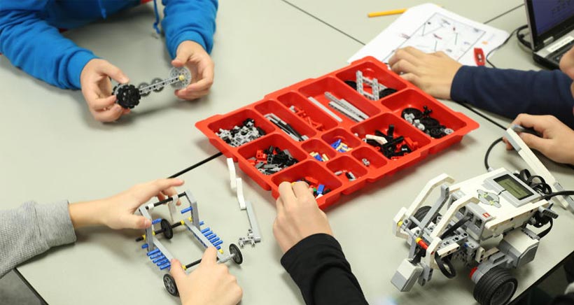 Las Navidades más divertidas de iSchool: ludoteca tecnológica y talleres de robótica   y Minecraft