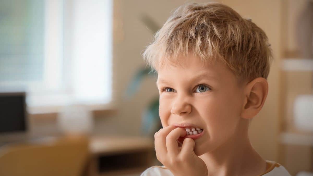niño mordiéndose las uñas