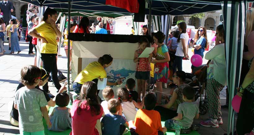 Fiesta solidaria con actividades infantiles en la Plaza del Mercado