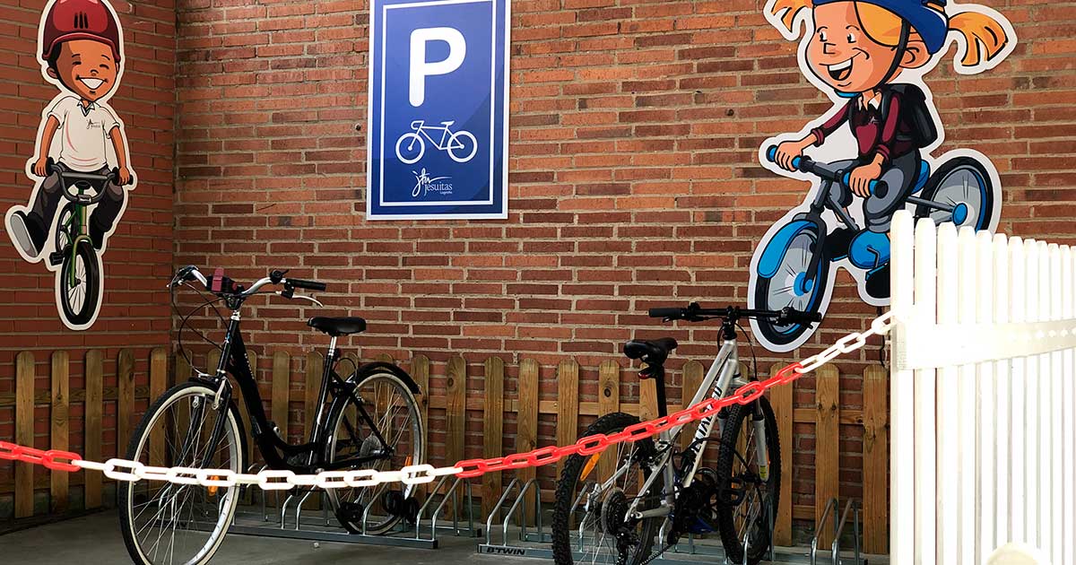 Jesuitas instala un parking de bicis y patinetes para fomentar el transporte sostenible