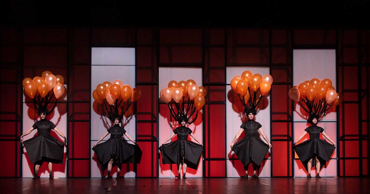 La danza contemporánea de ‘Play’, ganadora de tres premios Max, este domingo en el Bretón