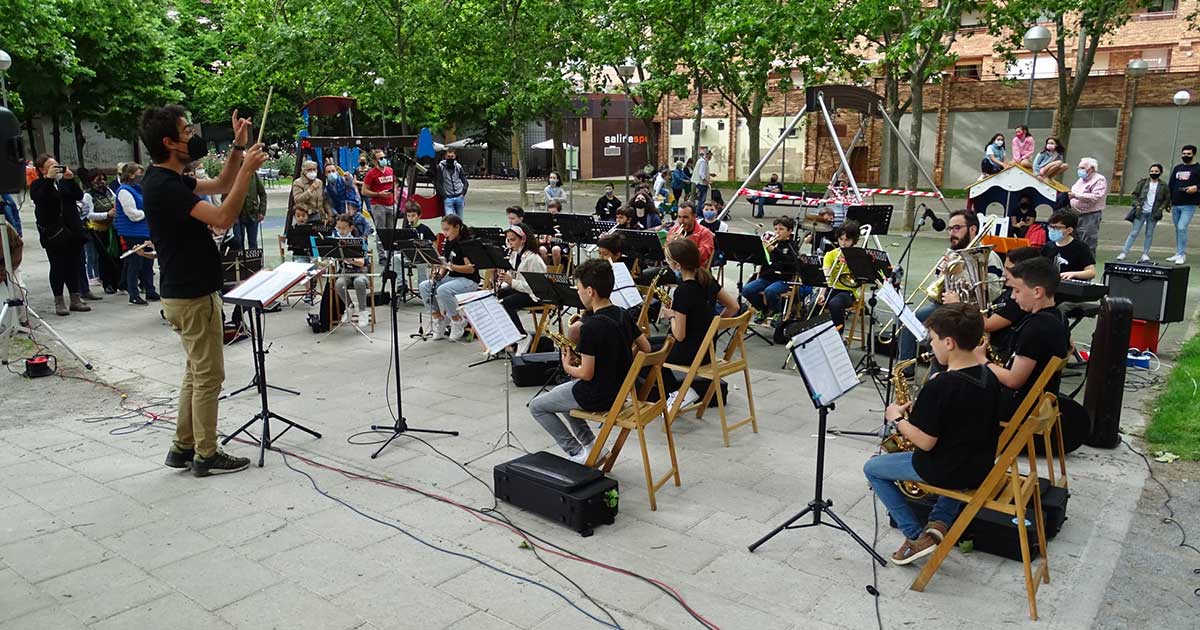 Piccolo y Saxo celebra un concierto al aire libre en la plaza Escocia