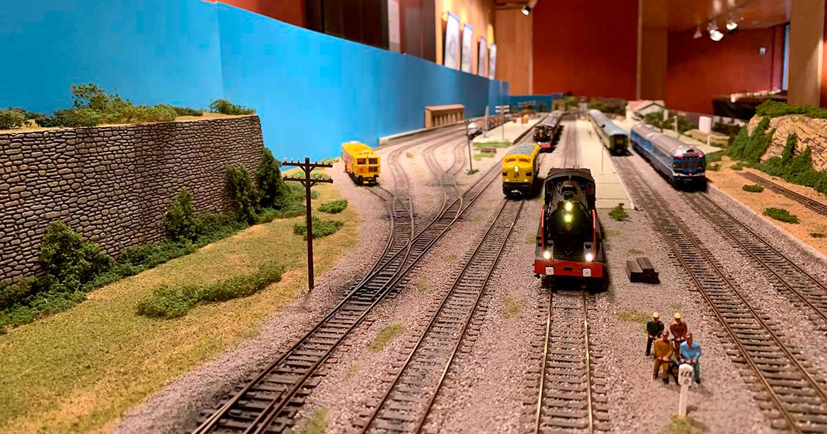 Exhibición de maquetas de trenes en movimiento