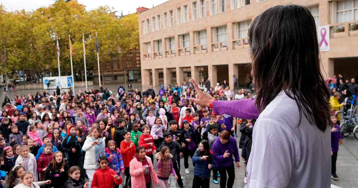 Niñas y niños de Logroño bailan contra la violencia machista