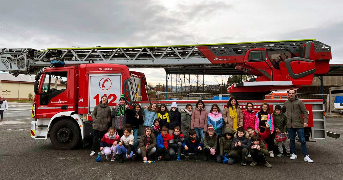 Bomberos de Logroño enseñan a la infancia cómo protegerse en caso de incendio