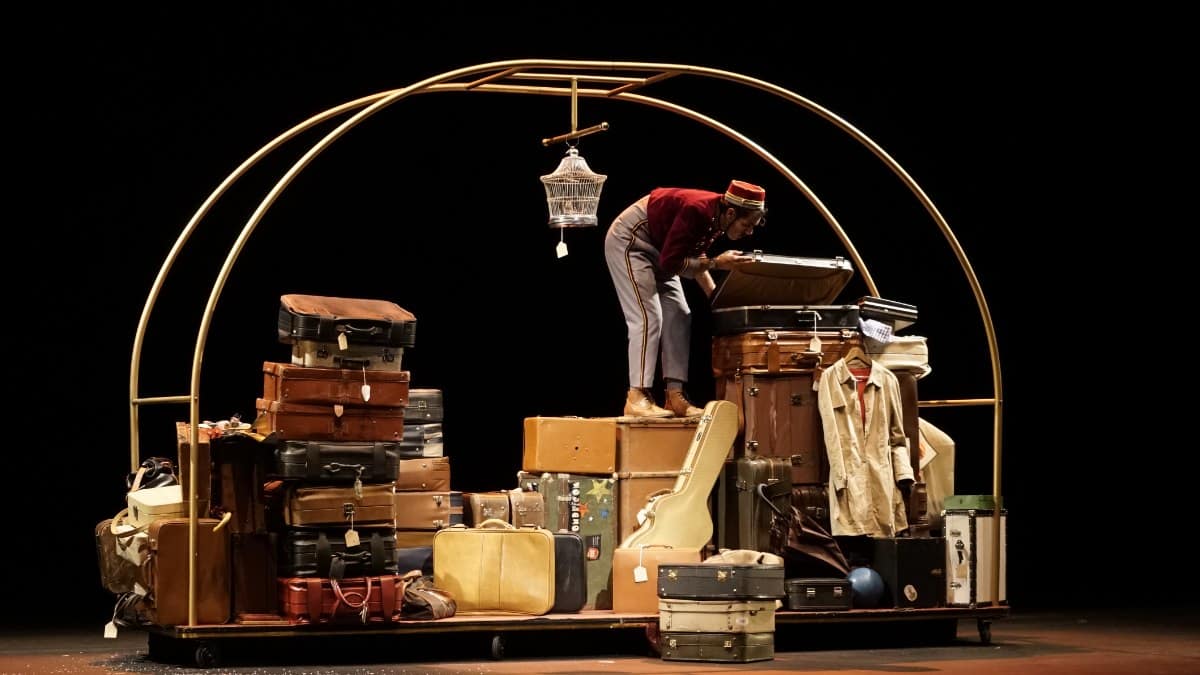 check out adrian conde Teatrea