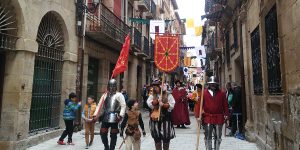 Caballeros desfilando en las Fiestas de San Felices de Viana